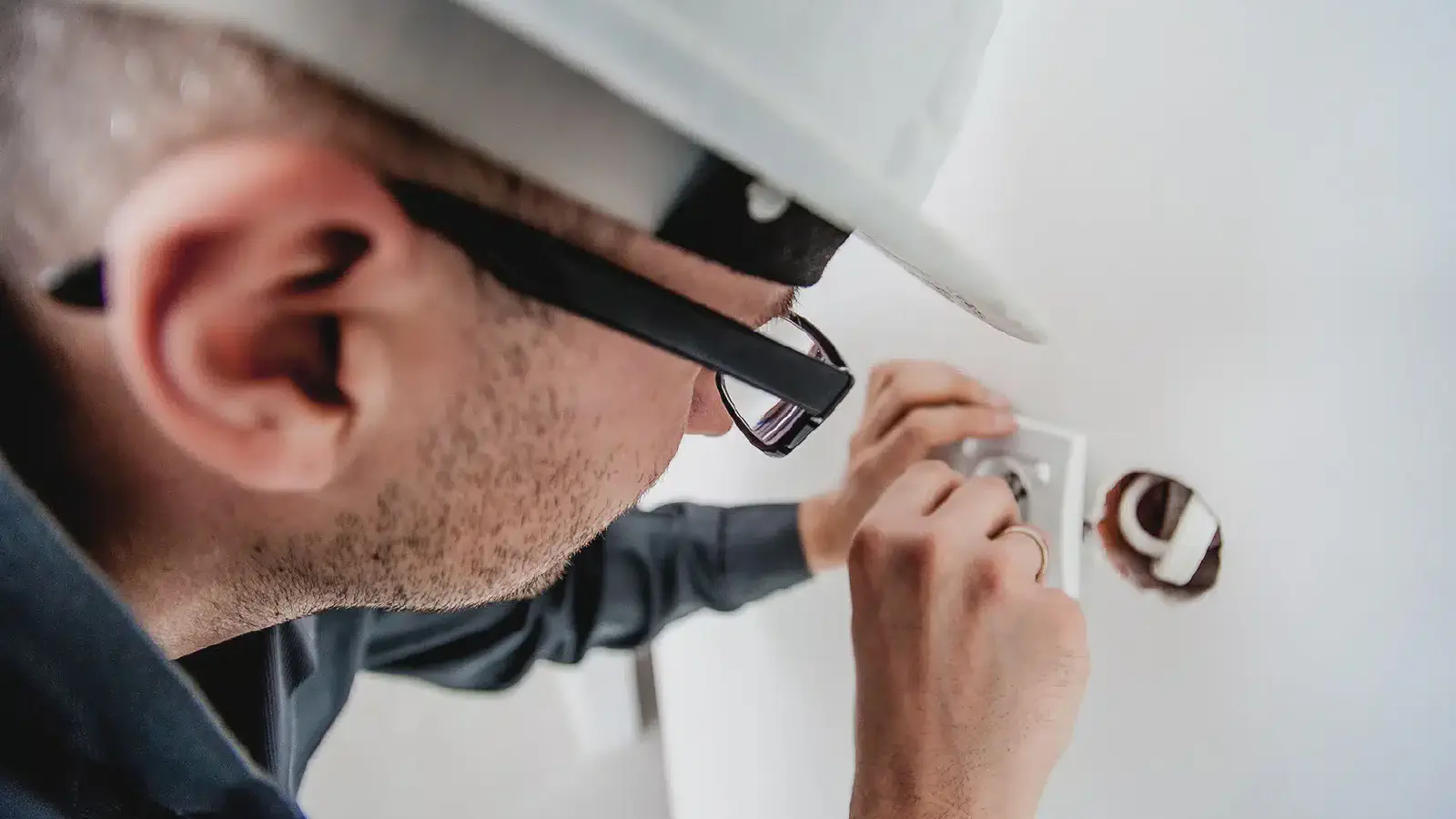 Carda Electrics installing a power point